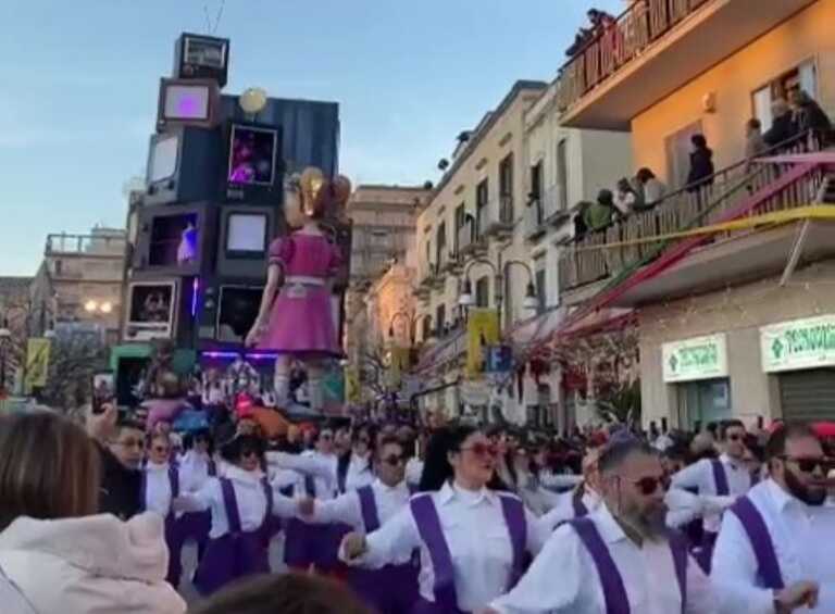 Carnevale di Putignano: sfilano i Giganti di cartapesta. È il giorno del Revival party – VIDEO
