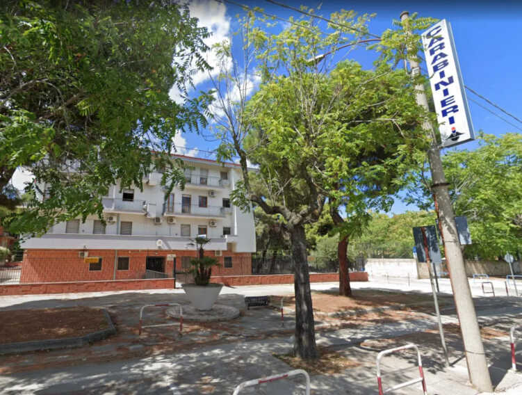 Racconta le violenze alla prof e il padre la picchia anche davanti ai carabinieri: 48enne arrestato ad Andria
