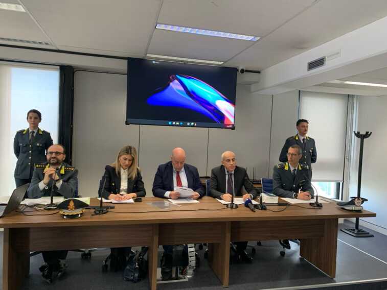 Un software parallelo per registrare i compensi “in nero”: indagati 47 dentisti in Puglia e Basilicata – VIDEO