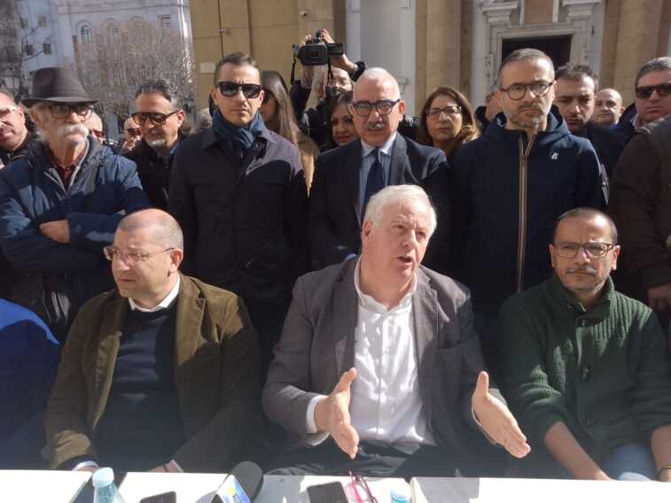 Taranto, consiglieri dal notaio per mandare a casa Melucci: sinistra e destra insieme per il voto a giugno
