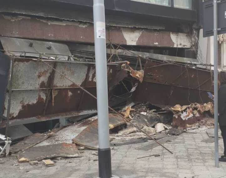 Bari, paura tra passanti e residenti in corso Vittorio Emanuele: crolla un’impalcatura. Nessun ferito