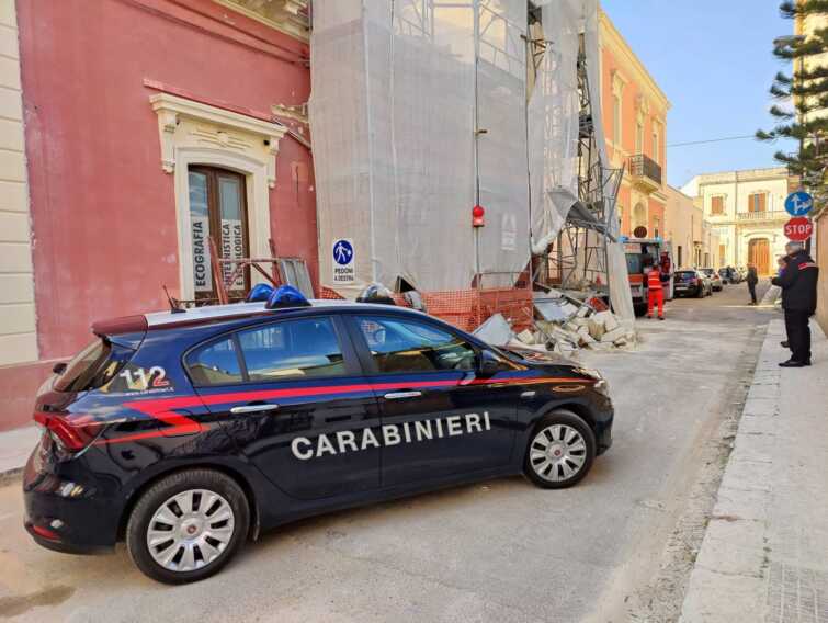 Squinzano, crolla il solaio di un’abitazione in ristrutturazione: feriti tre operai, uno è grave