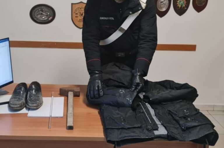 Con un martello da muratore danneggia una casa funeraria a Bernalda: denunciato un 80enne