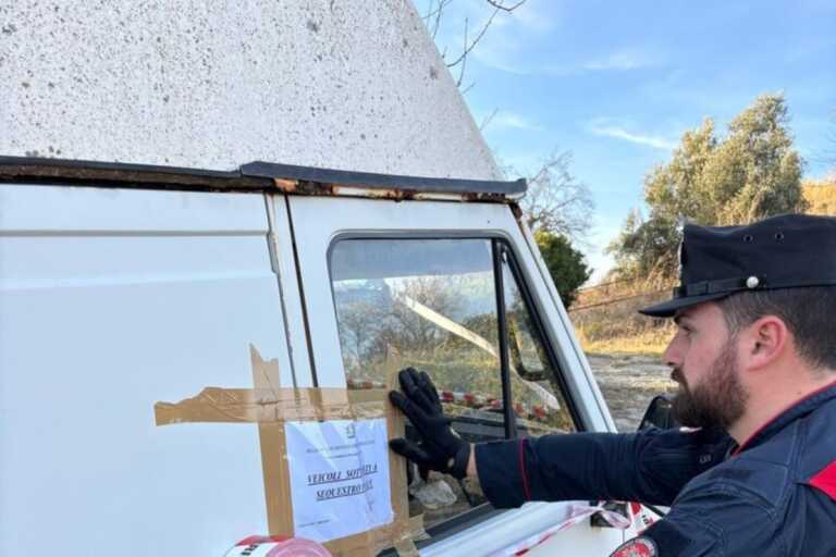 Auto abbandonate nelle campagne di Cirigliano: sequestrati undici veicoli, multe per 16mila euro