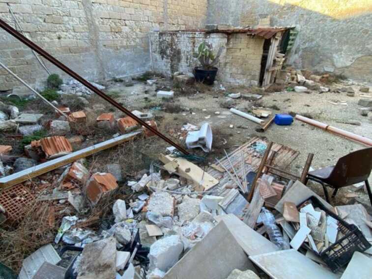 Scoperta una discarica abusiva nelle campagne di Polignano: trovati anche rifiuti speciali – FOTO