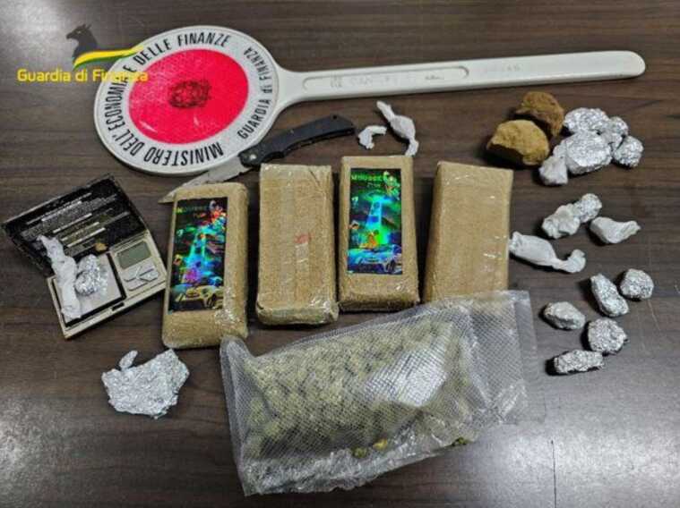 Corato, alla vista dei finanzieri gettano la droga e scappano: sequestrati 500 grammi di hashish e marijuana