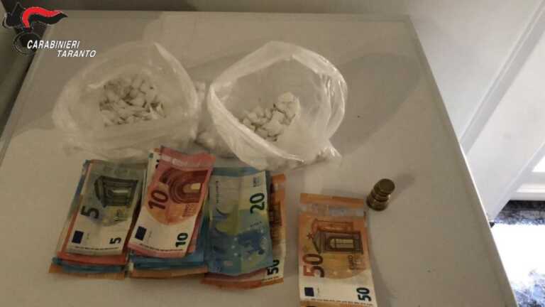 Taranto, trasforma l’appartamento in una centrale dello spaccio con telecamere di sorveglianza: arrestato