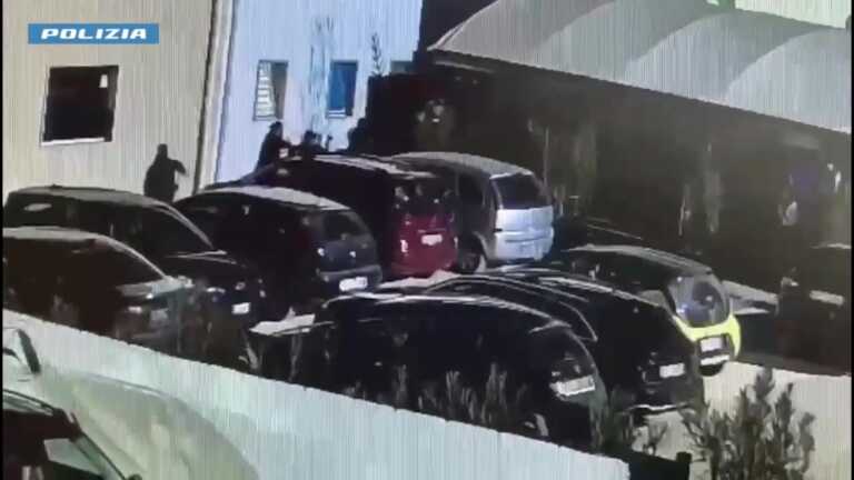 Trani, 32enne ferita da un proiettile vagante fuori da una discoteca: quattro arresti – VIDEO