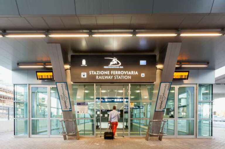 Bari, rissa sul treno verso l’Aeroporto: passeggero ferito al volto. Ferrotramviaria: «Chiediamo più sicurezza»