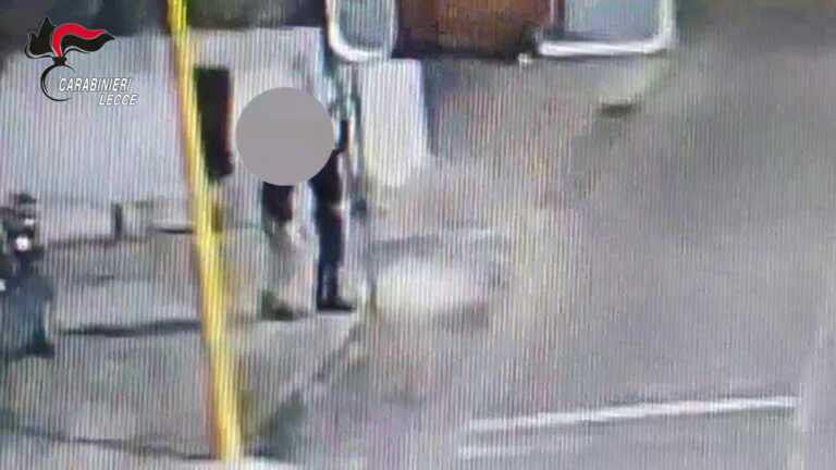 Beccati dalle telecamere i Fleximan salentini: denunciati due giovani di Ruffano – VIDEO