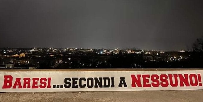 Tifosi del Bari a Roma contestano De Laurentiis con uno striscione sul Gianicolo: «Baresi… secondi a nessuno»  