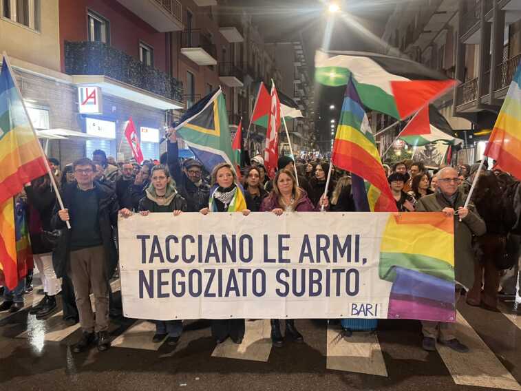 Bari scende in piazza per la Giornata nazionale di mobilitazione contro tutte le guerre