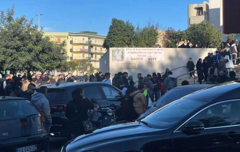 A Molfetta i funerali di Dario De Gennaro, ucciso a coltellate. Il parroco: «Non ergiamoci a giudici»
