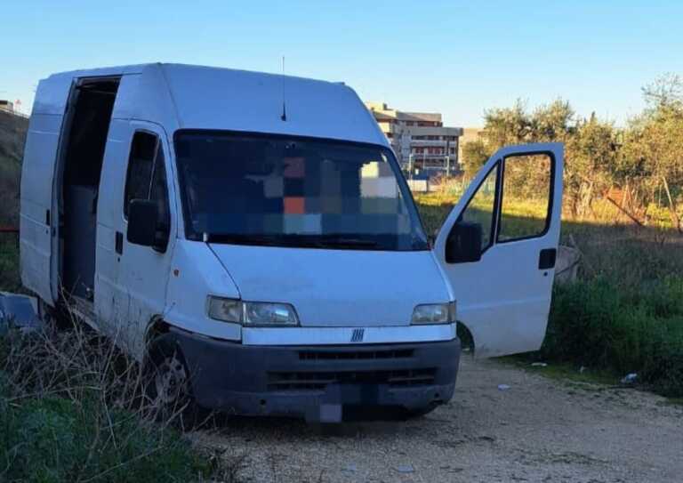 Galleria foto 'Sorpreso ad abbandonare tv, infissi e lamiere di auto nelle campagne di Bari: denunciato uno svuota-cantine' - foto 1