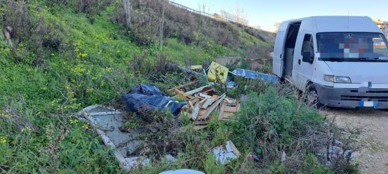 Sorpreso ad abbandonare tv, infissi e lamiere di auto nelle campagne di Bari: denunciato uno svuota-cantine