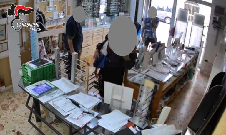 Furti in bar e profumerie a Lecce: arrestate due persone. Almeno undici i colpi messi a segno