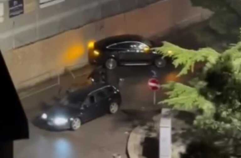 Tentano di rubare un’auto ma si schiantano contro un’impalcatura: ladri maldestri in fuga ad Altamura – VIDEO