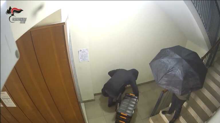 Ombrello e spray per nascondersi dalle telecamere: arrestati due ladri per un furto in appartamento a Bari – VIDEO