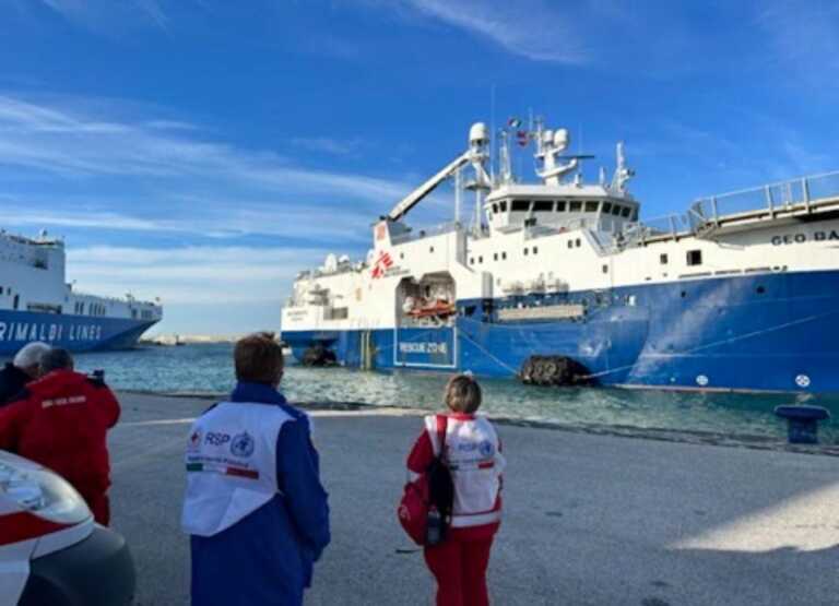 Migranti, la Geo Barents in porto a Bari: a bordo 121 migranti, tra loro due donne prive di vita