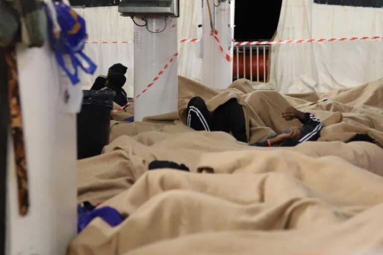 Migranti, la Geo Barents verso Bari: a bordo 121 persone. Sulla nave i corpi di due donne morte