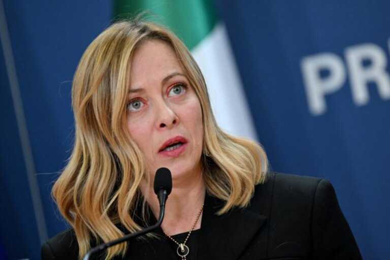 Pubblica una foto di Meloni a testa in giù, bufera sul presidente del Museo di Ostuni. Poi arrivano le scuse