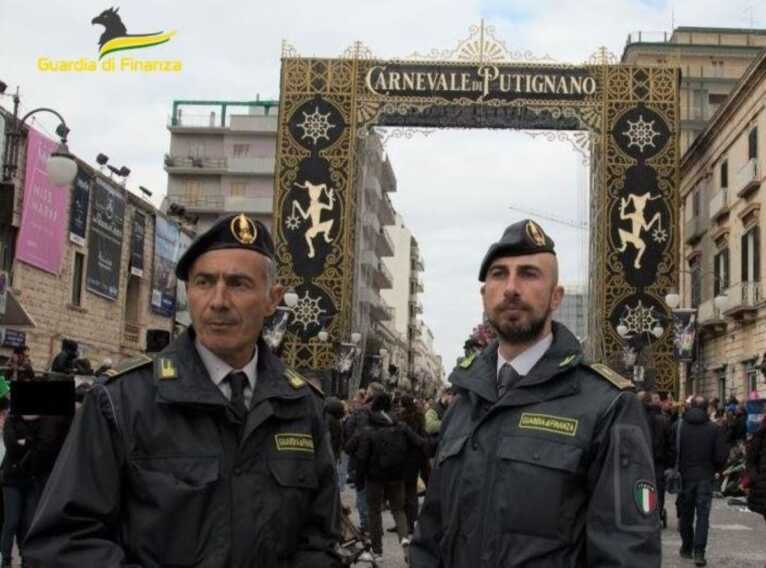 Controlli a tappeto al Carnevale di Putignano: scoperte irregolarità su scontrini. Denunciato un “bagarino”