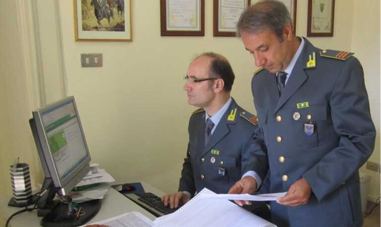 Ottengono il reddito di cittadinanza con dichiarazioni false: denunciate 25 persone nel Foggiano