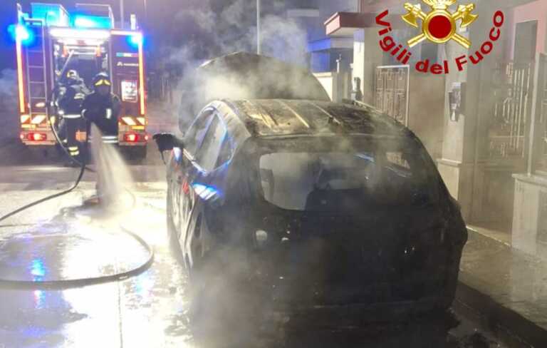 Lizzanello, auto in fiamme nella frazione di Merine: intervengono i vigili del fuoco