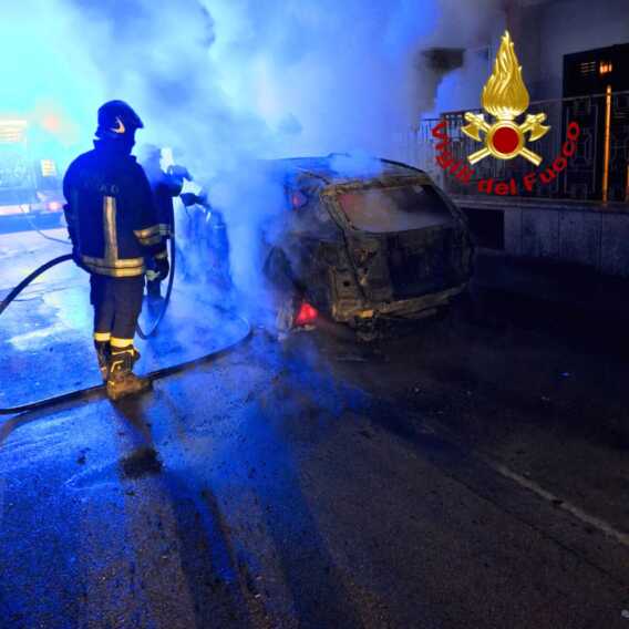 Galleria foto 'Lizzanello, auto in fiamme nella frazione di Merine: intervengono i vigili del fuoco' - foto 1