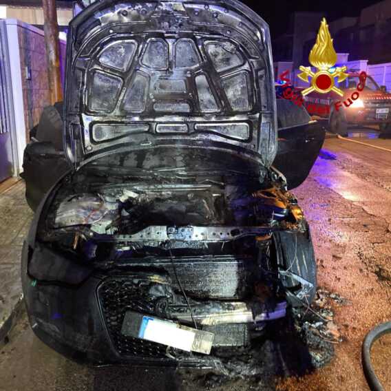 Incendio nella notte a Squinzano: distrutta l’auto di un 23enne. Indagini in corso