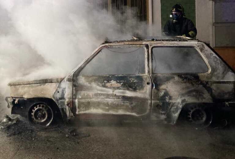 Un’altra auto in fiamme nel Salento: a Surbo un incendio distrugge la Panda di un 56enne