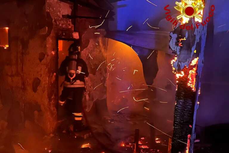 Incendio in un bar a Torre Chianca: intervengono i vigili del fuoco con un’autobotte. Indagini in corso – VIDEO