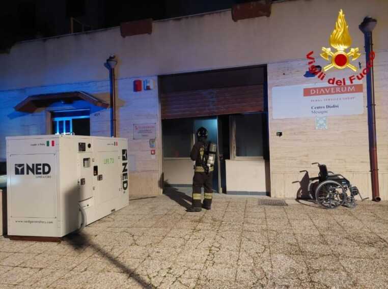 Mesagne, incendio nel centro dialisi: le fiamme partono dal quadro elettrico. Intervengono i vigili del fuoco