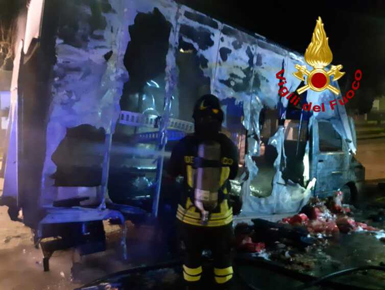 Furgone in fiamme a Caprarica di Lecce: l’incendio divampa nella notte. Indagini in corso