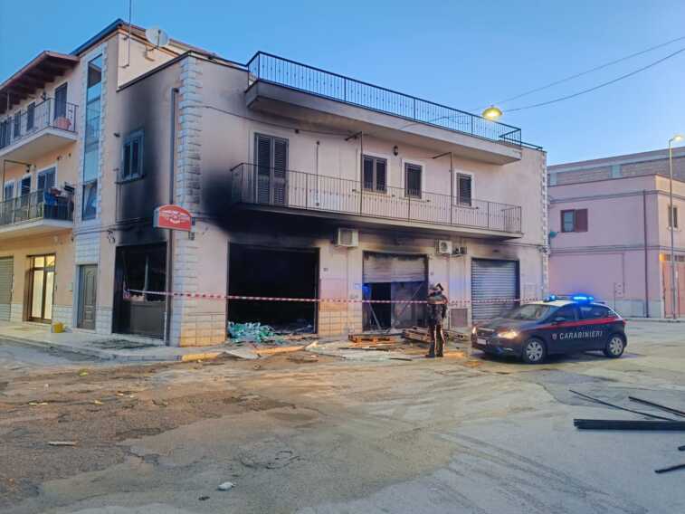 Galleria foto 'Stornara, fiamme in una macelleria: locali quasi distrutti. Probabile l’origine dolosa – FOTO' - foto 2
