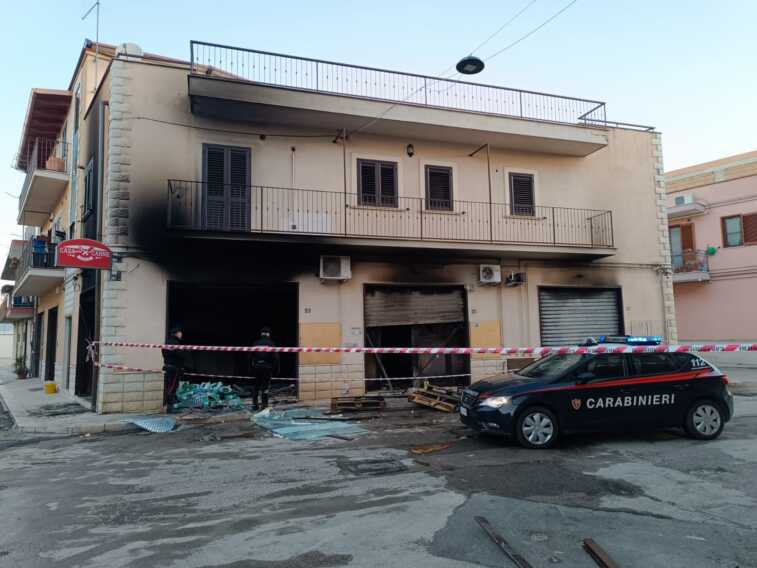 Stornara, fiamme in una macelleria: locali quasi distrutti. Probabile l’origine dolosa – FOTO