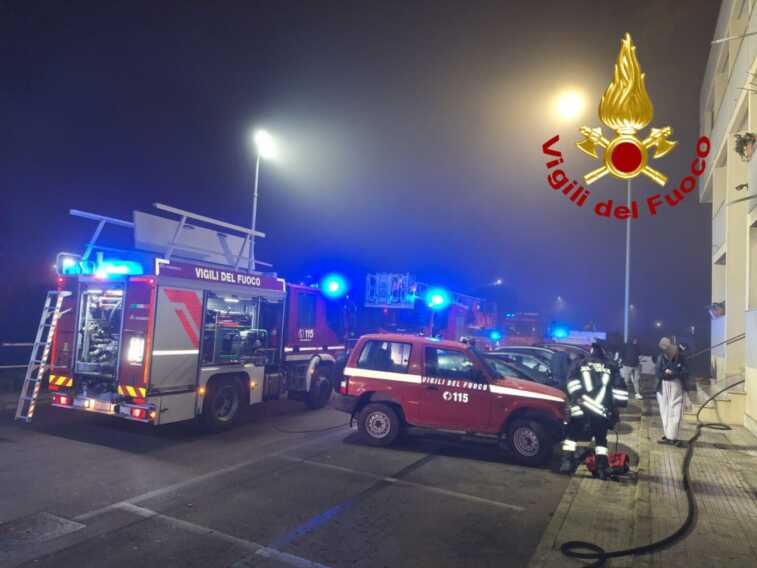 Paura nella notte a Monteroni: incendio in un appartamento. Dieci persone bloccate in casa
