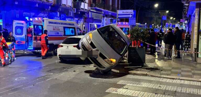 Scontro tra due auto in corso Benedetto Croce a Bari: quattro feriti trasportati in ospedale