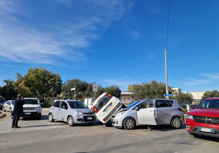 Scontro tra tre auto a Gioia del Colle: una rimane in bilico tra le altre due