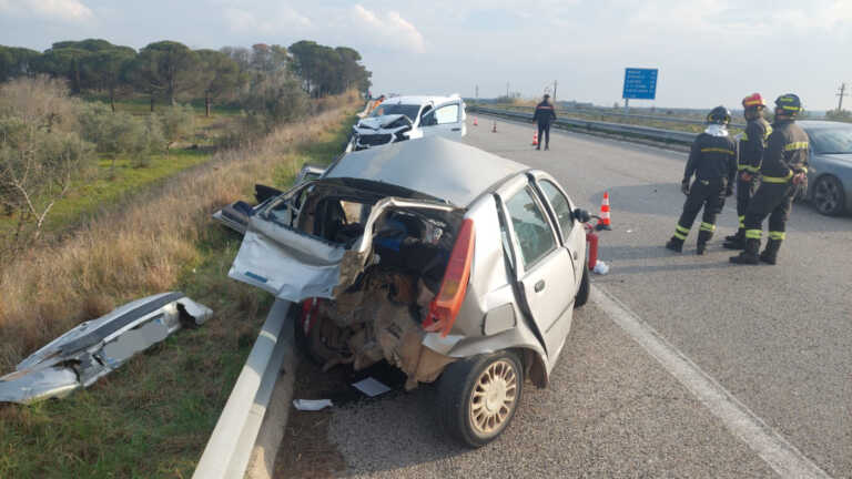 Scontro tra un’auto e un furgone sulla provinciale 367 nel Salento: muore un 85enne, grave la moglie