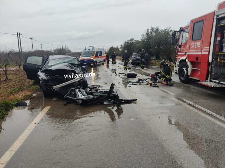 Scontro tra due auto sulla provinciale tra Putignano e Gioia del Colle: in codice rosso un 36enne e un 58enne