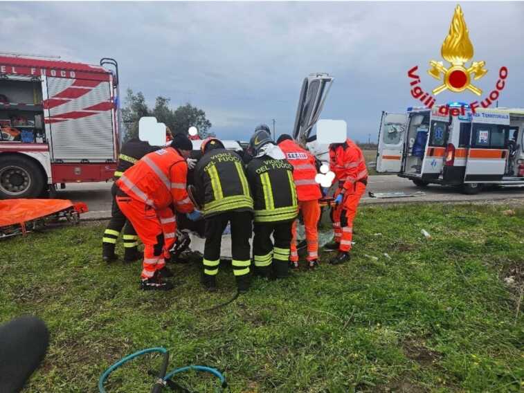 Auto finisce fuori strada e si ribalta sulla provinciale a San Pietro Vernotico: feriti due ragazzi – FOTO