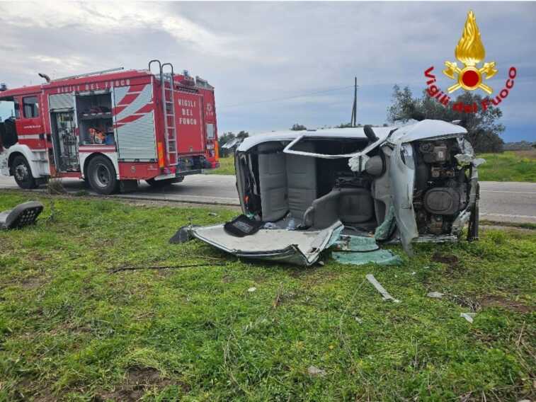 Galleria foto 'Auto finisce fuori strada e si ribalta sulla provinciale a San Pietro Vernotico: feriti due ragazzi – FOTO' - foto 4