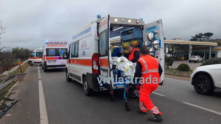 Scontro tra un’auto e un furgone sulla statale “dei Trulli”: tre feriti trasportati in ospedale in codice rosso