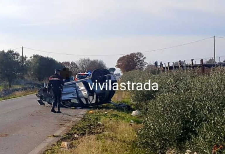 Auto si ribalta sulla strada statale 172 tra Putignano e Turi: una donna e due bambini in ospedale