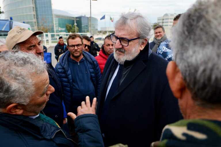 Emiliano incontra gli agricoltori arrivati a Bari con i trattori: «Nostro dovere ascoltarli e stargli vicino» – VIDEO