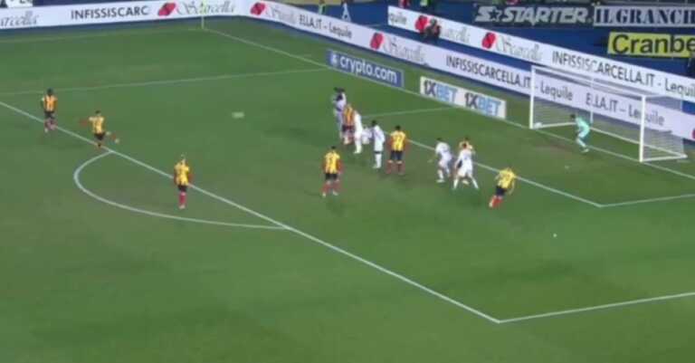 Galleria foto 'Il Lecce vince in rimonta con due gol nel recupero: i salentini battono 3-2 la Fiorentina' - foto 1