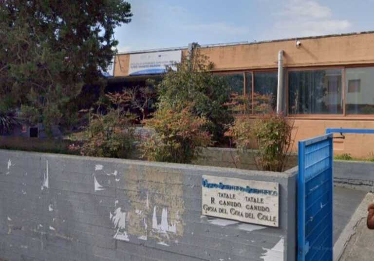 Cori e imprecazioni contro i prof in un liceo di Gioia del Colle: il caso segnalato all’Ufficio scolastico regionale