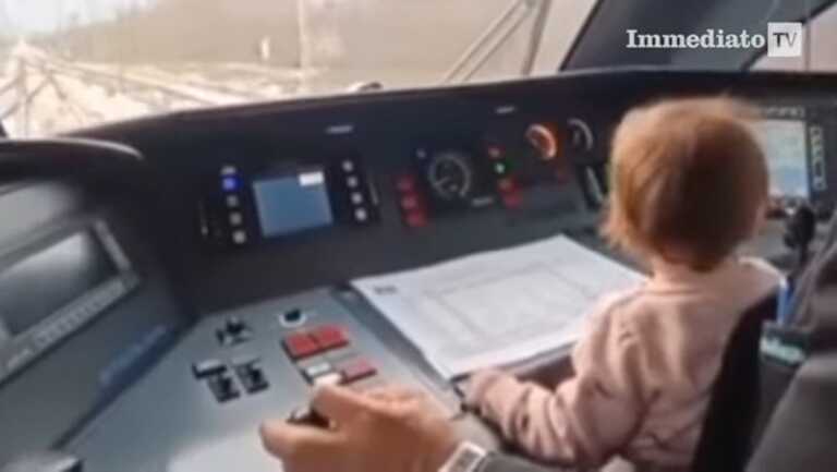 Macchinista guida il treno con una bimba in braccio: la Procura di Foggia apre un’inchiesta