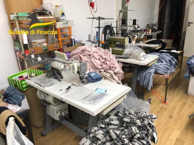 Galleria foto 'Bisceglie, scoperto un maglificio sconosciuto al fisco: era gestito da una donna e aveva dipendenti in nero' - foto 1